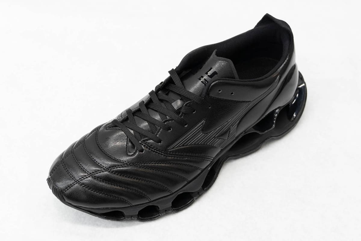 ライフスタイルシーンでの履きやすさを重視し、サッカーブーツで使われるカンガルーレザーではなく足なじみの良い人工皮革を採用した「WAVE PROPHECY MORELIA NEO」