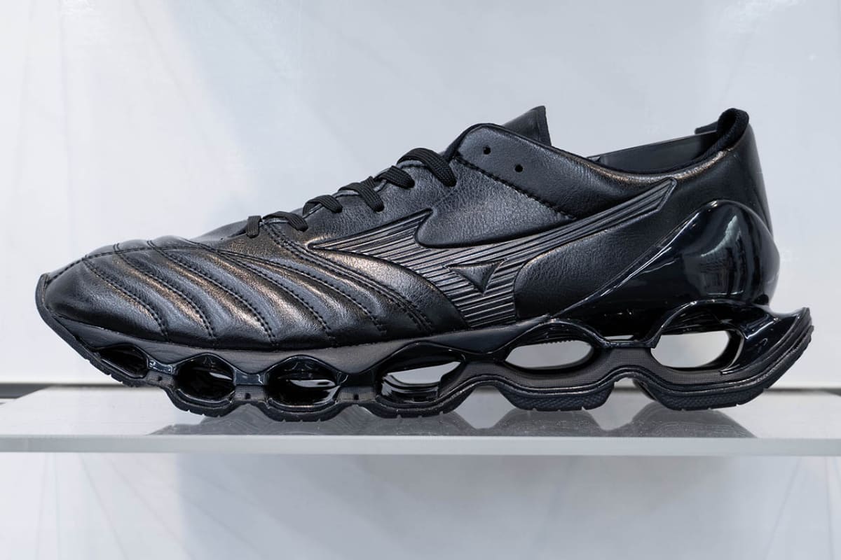 WAVE PROPHECYのソールとサッカースパイクのアッパーが融合されたユニークな一足