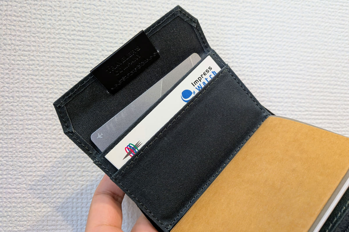 コットンジッパーケースは数枚のカードや名刺、小銭を入れるのに便利です