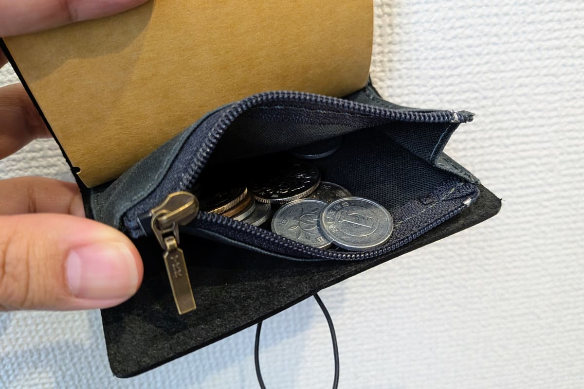 コットンジッパーケースは数枚のカードや名刺、小銭を入れるのに便利です