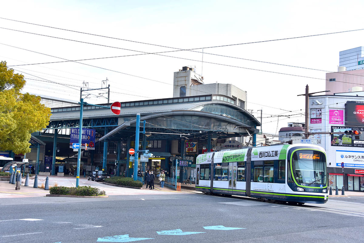 横川駅から発車する広島電鉄の路面電車