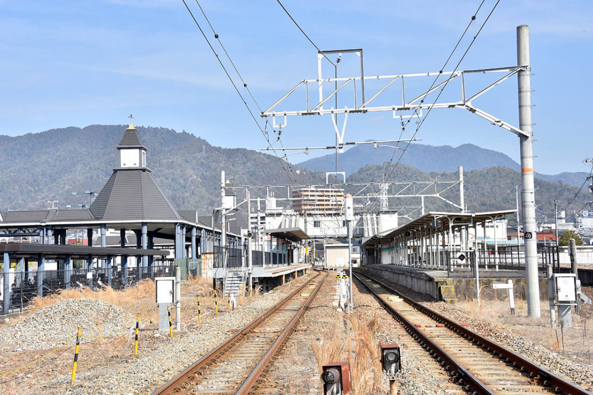 可部駅に隣接した踏切から見た可部駅ホーム