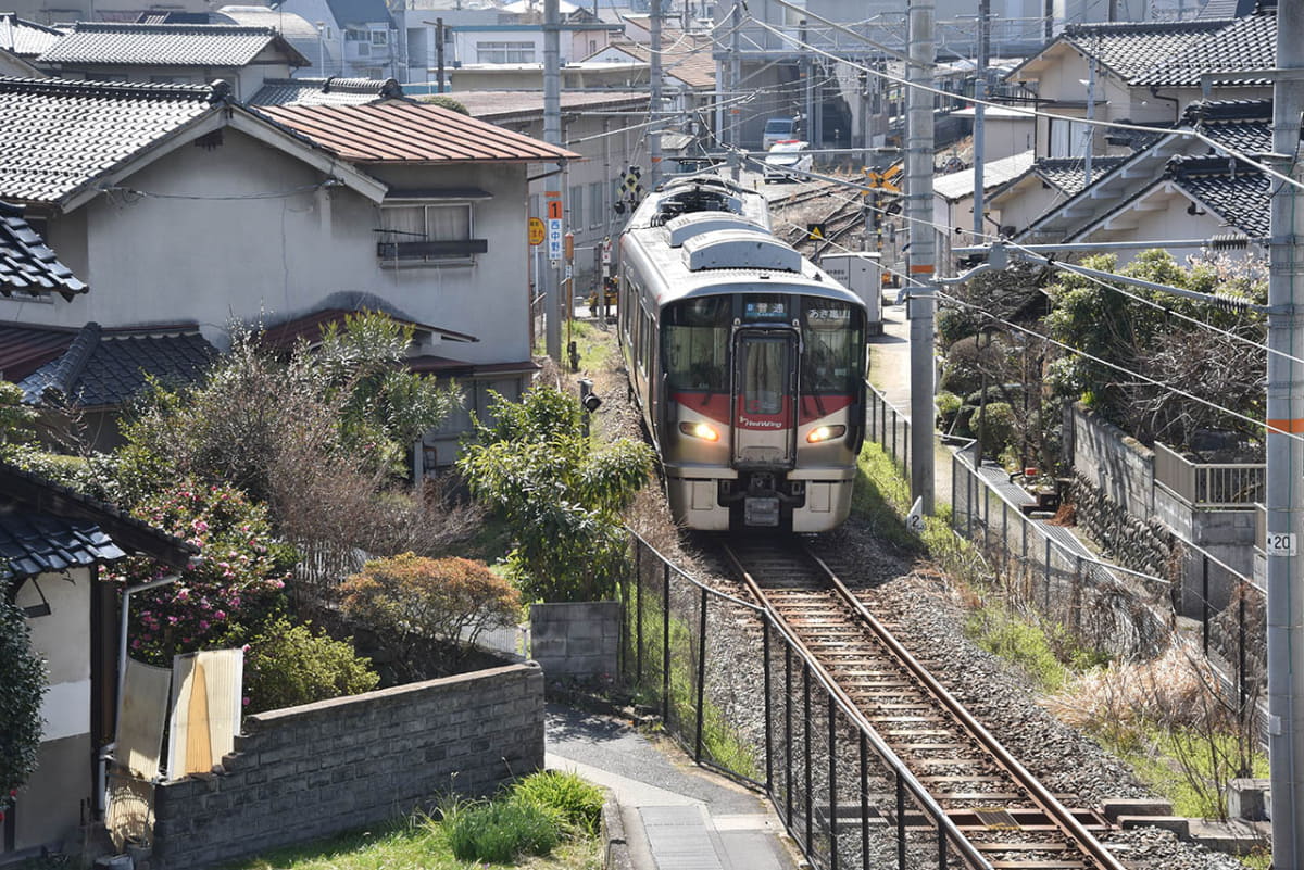 可部駅を出発して、新たに終着駅となったあき亀山駅へと走る電車