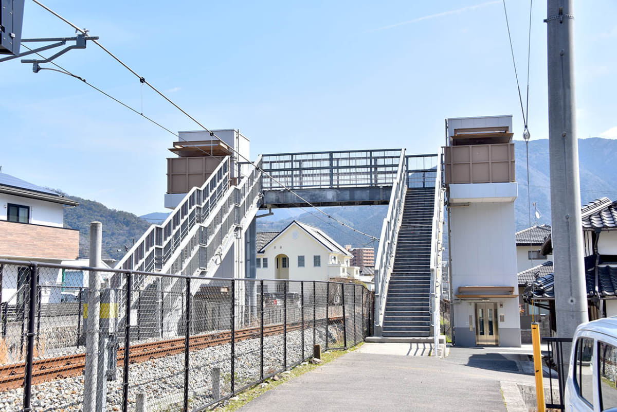 河戸帆待川駅の近くにある跨線橋