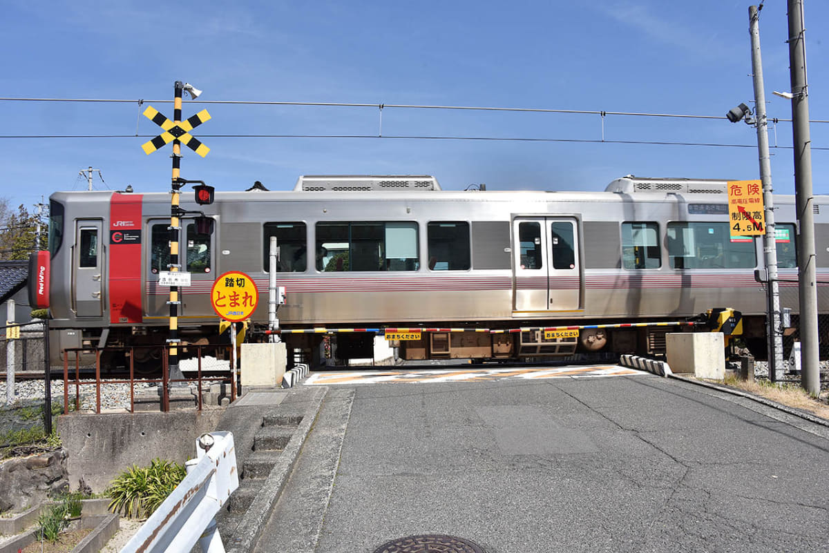 河戸帆待川駅-あき亀山駅間を走る電車