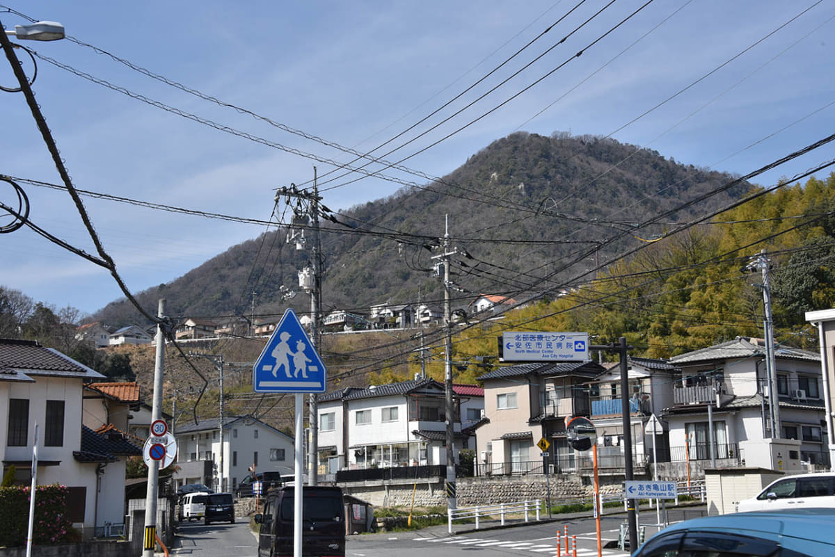 あき亀山駅の北側には小高い丘があり、その上に住宅地が形成されている