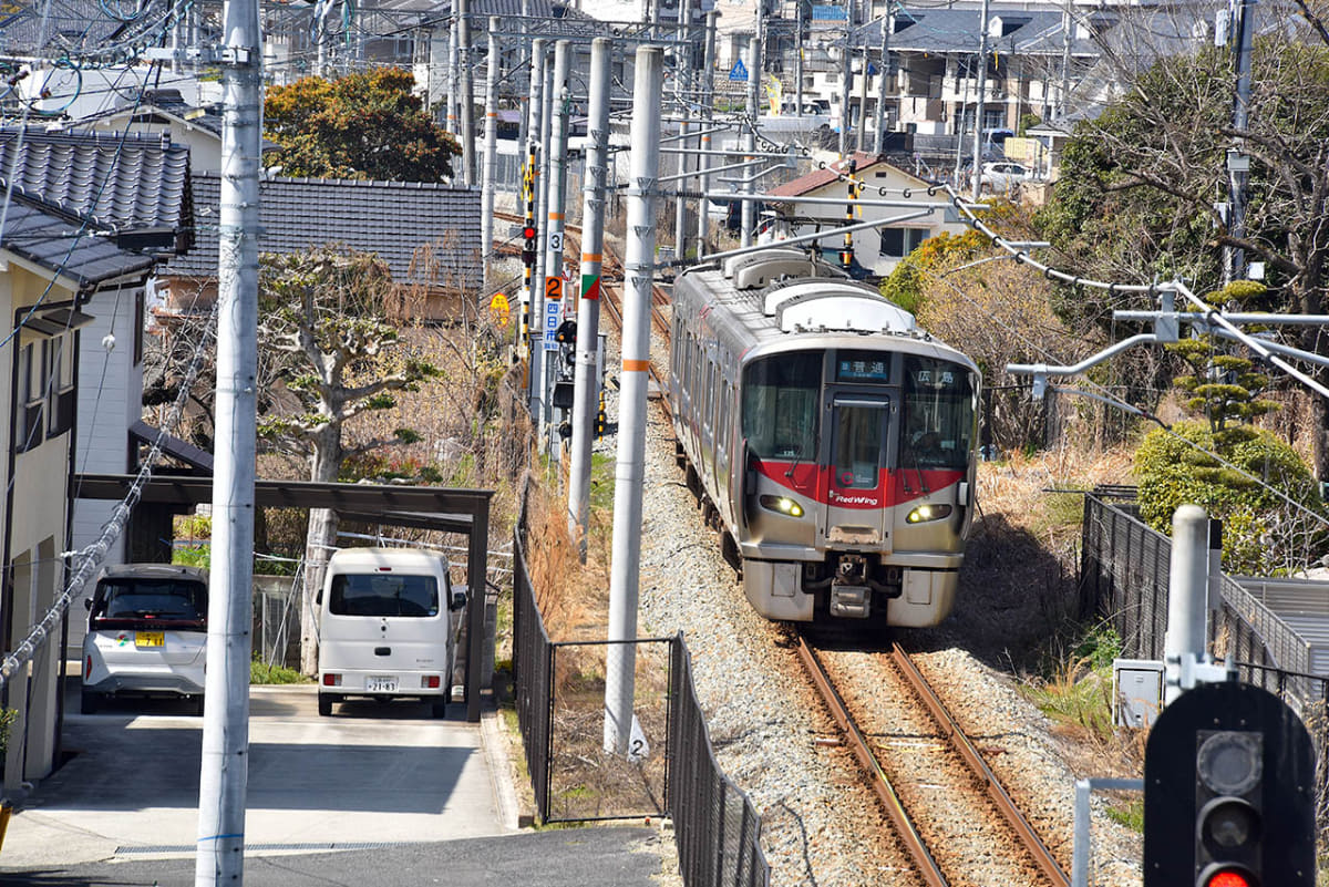 跨線橋の上から可部駅方面へと走る電車を撮る