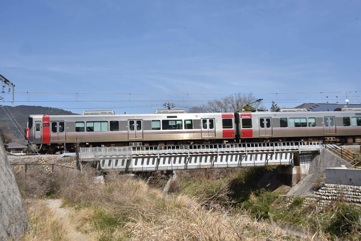 鉄橋を渡る電車
