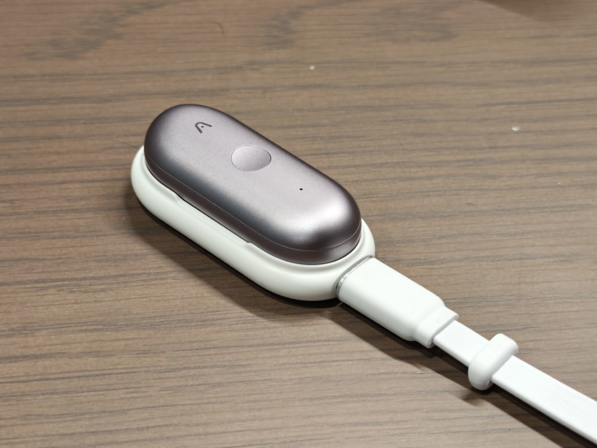 Plaud NotePin Sは専用の充電台にくっつけて充電