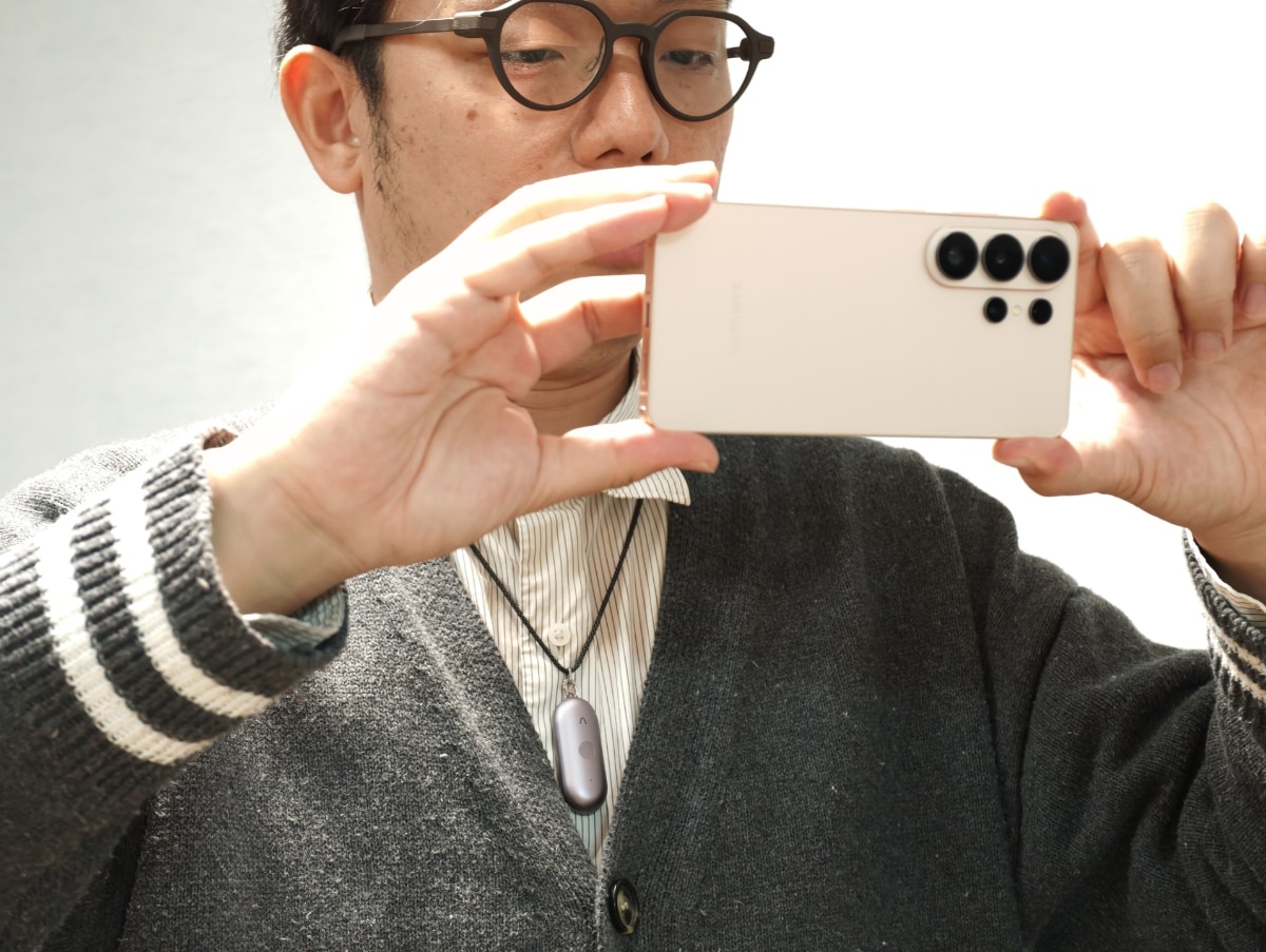 Plaud NotePin Sを首から下げてハンズフリー録音しつつ、空いた両手でスマホ撮影も可能