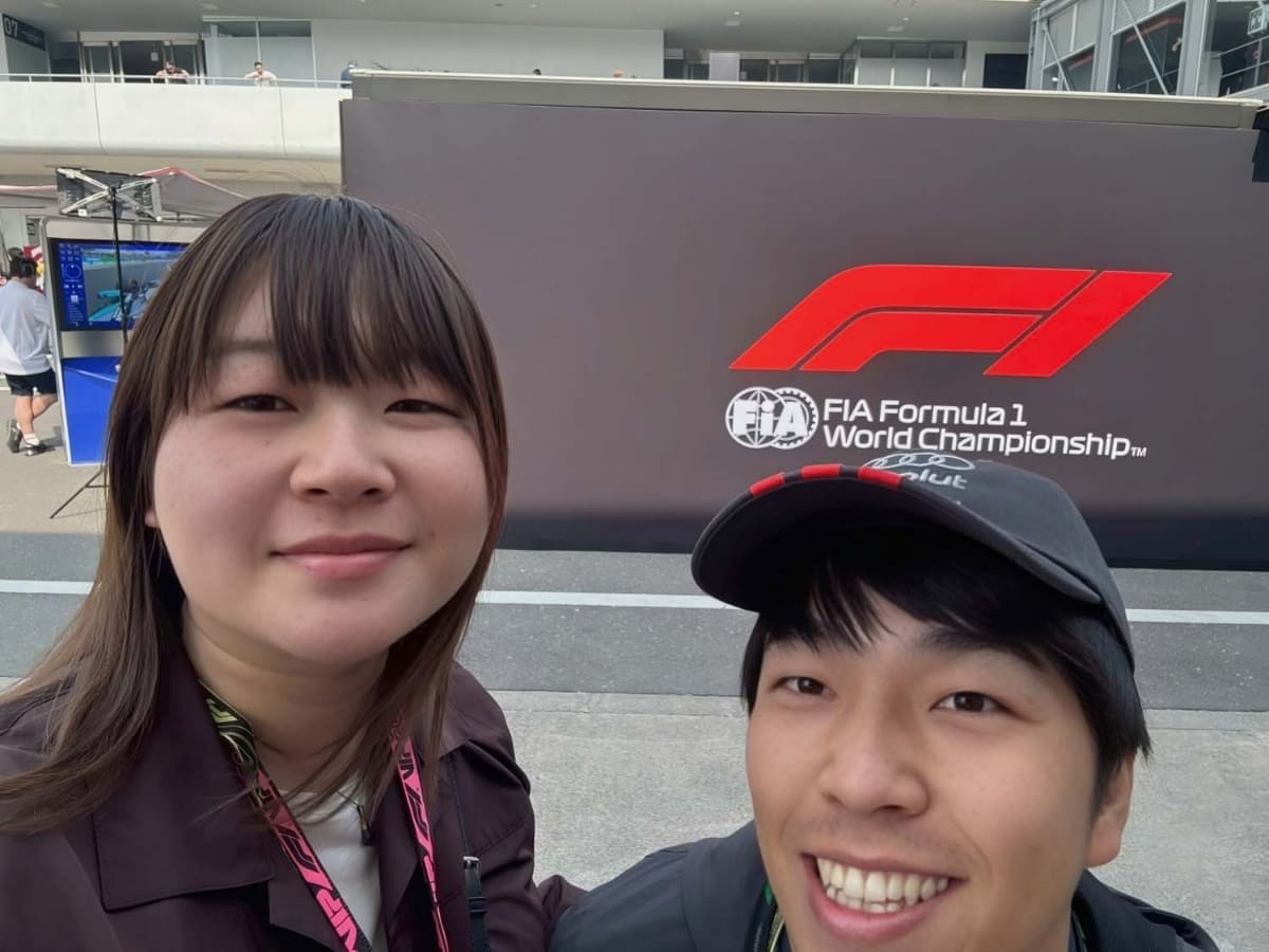 渡辺あすか・美里氏の夫婦。出待ちが恒例の熱烈なF1ファンだという