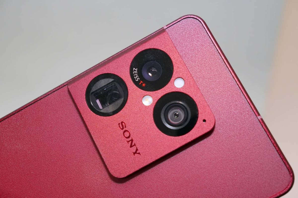 カメラ周りのデザインが変わっており、これまでのXperia 1とは印象が大きく異なる