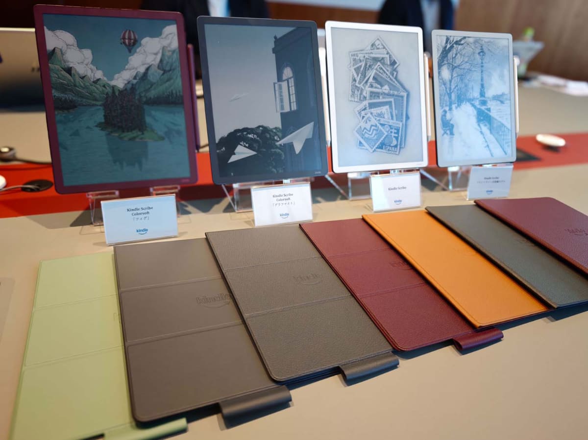 新製品一覧。左から、Kindle Scribe Colorsoft フィグ・同 グラファイト、Kindle Scribe、Kindle Scribe フロントライト非搭載モデル