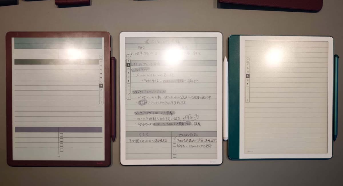 左から、Kindle Scribe Colorsoft・フィグ(左)、Kindle Scribe(右)、Kindle Scribe旧モデル