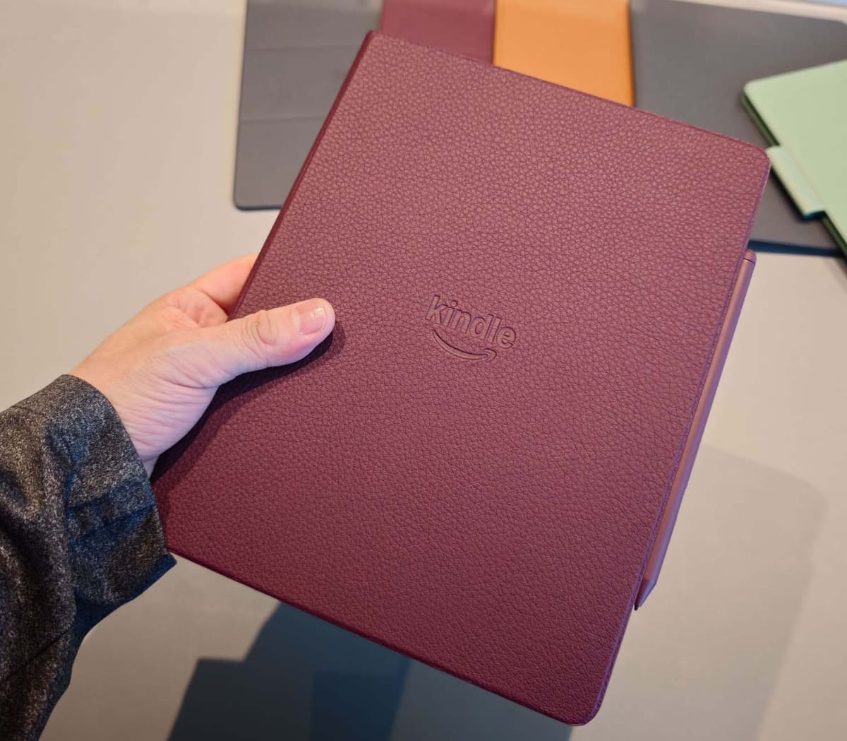新しい「Amazon純正手帳型プレミアムレザーカバー」。価格は2万980円