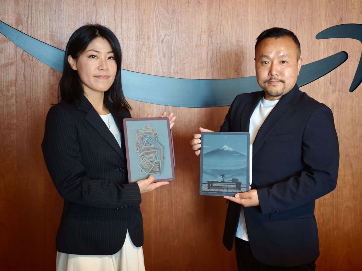 Amazon デバイス Kindle/Fire Tablet 事業部 事業部長を勤める後藤喜章氏(右)と、Kindle Scribe製品企画担当の高杉紗里氏(左)