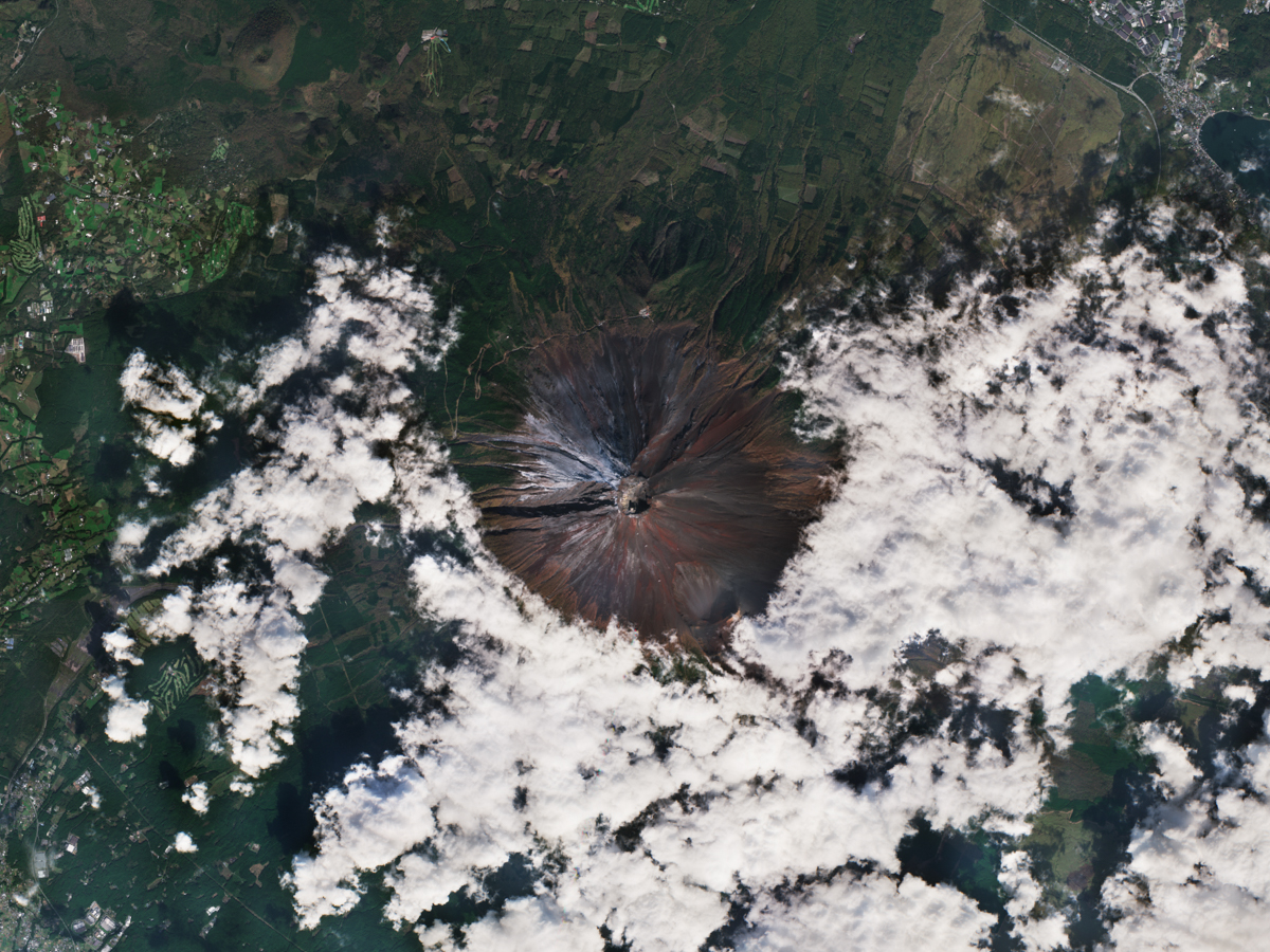 欧州宇宙機関が運用する光学地球観測衛星「センチネル2」が捉えた富士山の画像(Credit: ESA)