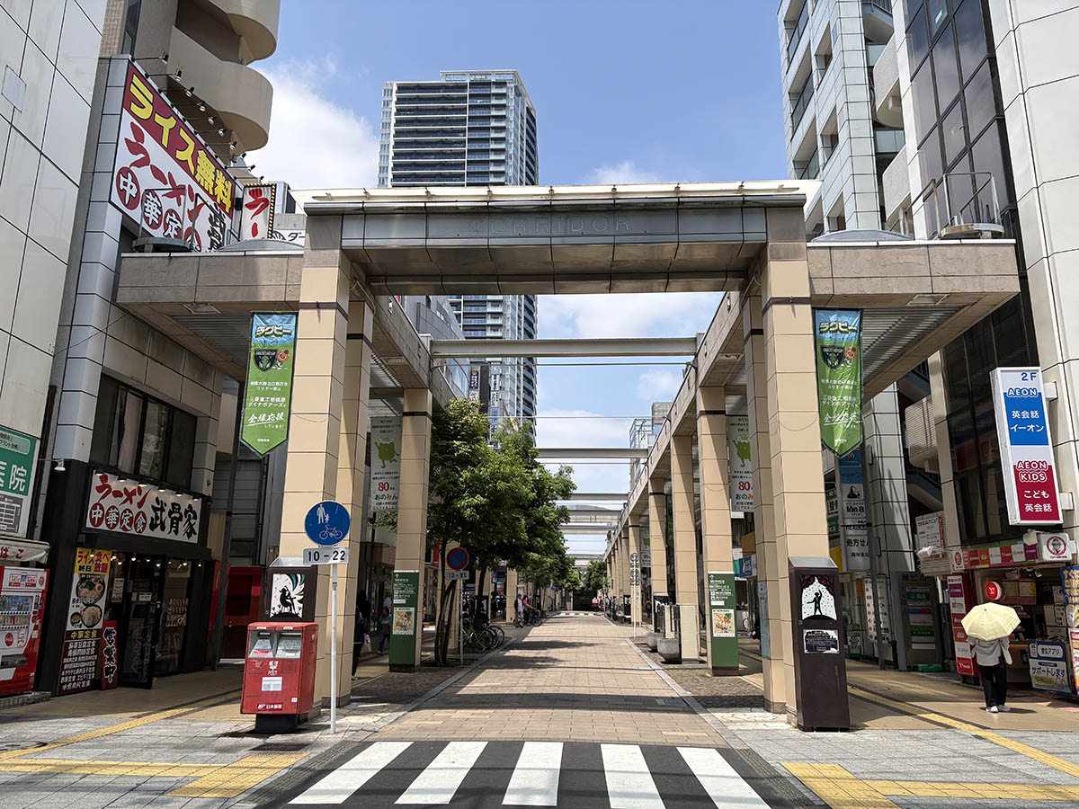 相模大野駅北口正面のコリドー街。後ろに見えるのがプラウドタワー相模大野クロス