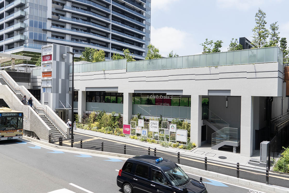 オーノクロス。屋上がオーノクロス広場となる。後方に見える建物はプラウドタワー