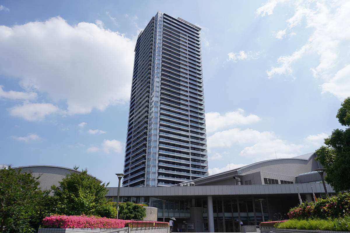 公園側から見たプラウドタワー。手前の低層の建物がグリーンホール、相模大野図書館、相模原南メディカルセンター