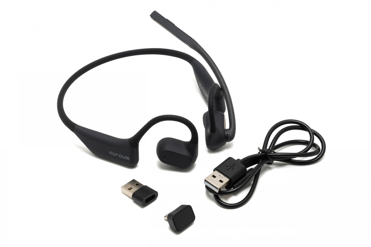 USB-CドングルとUSB-Aへの変換アダプタ、充電用のUSB-Cケーブルが同梱します