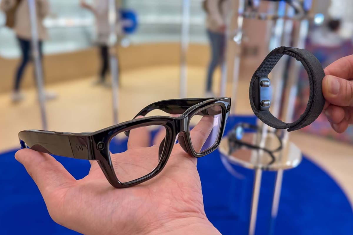ディスプレイ搭載のMeta Ray-Ban Display。先日、アプリ開発用の基盤も公開された。ただし、アメリカ以外への展開時期については、今回も新情報はない