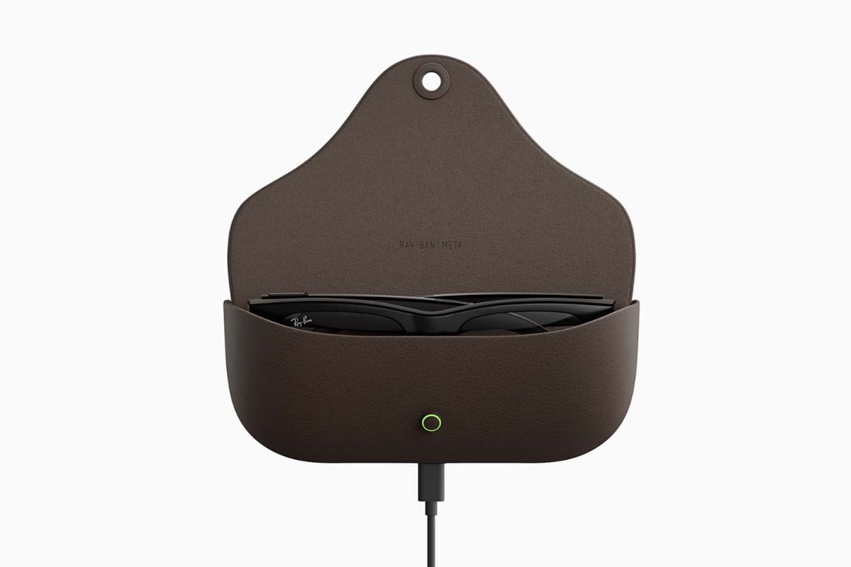 充電はケース経由で行なう。ケースはUSBで給電