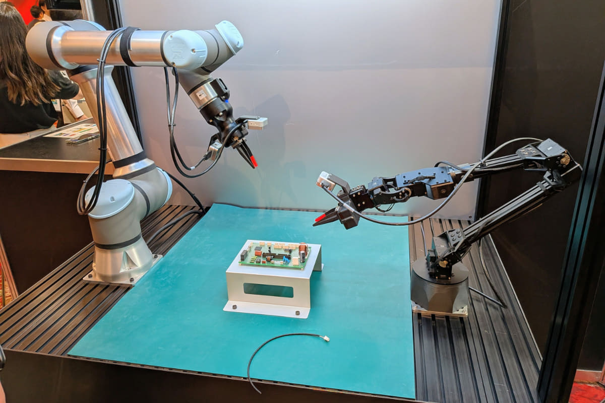 ケーブルをコネクタに接続するロボット