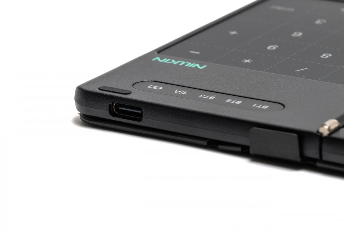 充電はUSB-C。バッテリー持ちもたまに使う用途であれば必要十分です