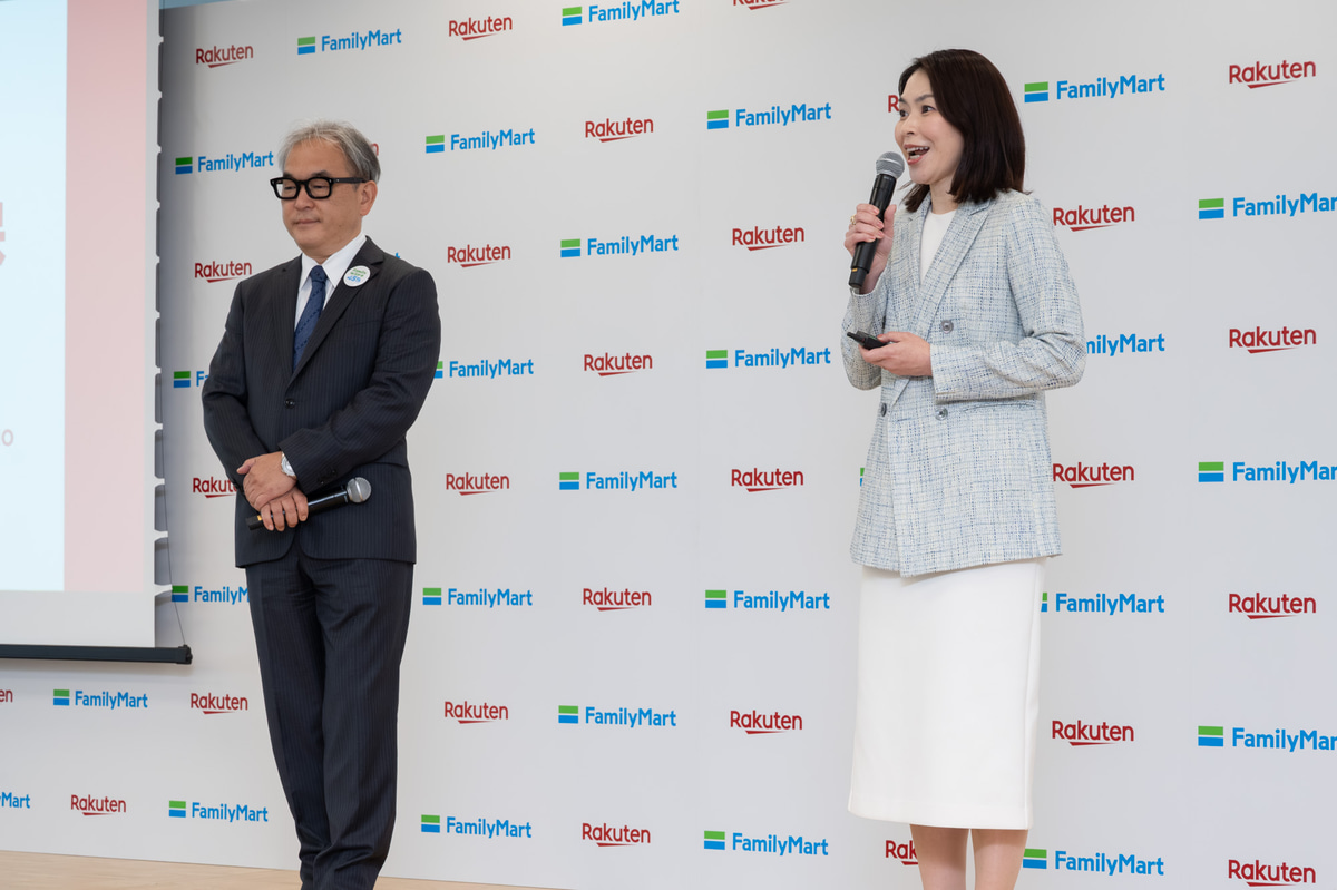 ファミリーマートの足立氏(左)、楽天グループの河野氏(右)
