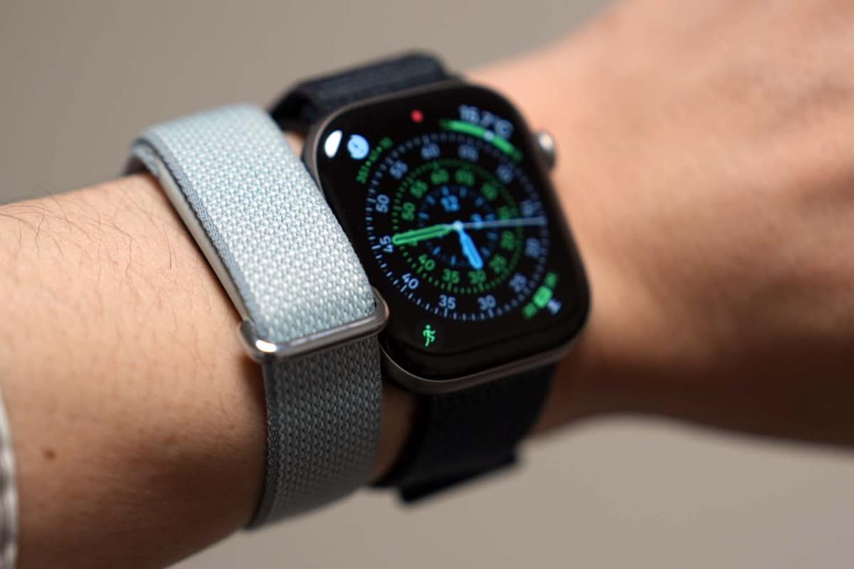 Fitbit AirとApplel Watch Series 11。なお、同じ腕に2つ装着は推奨しないとのこと
