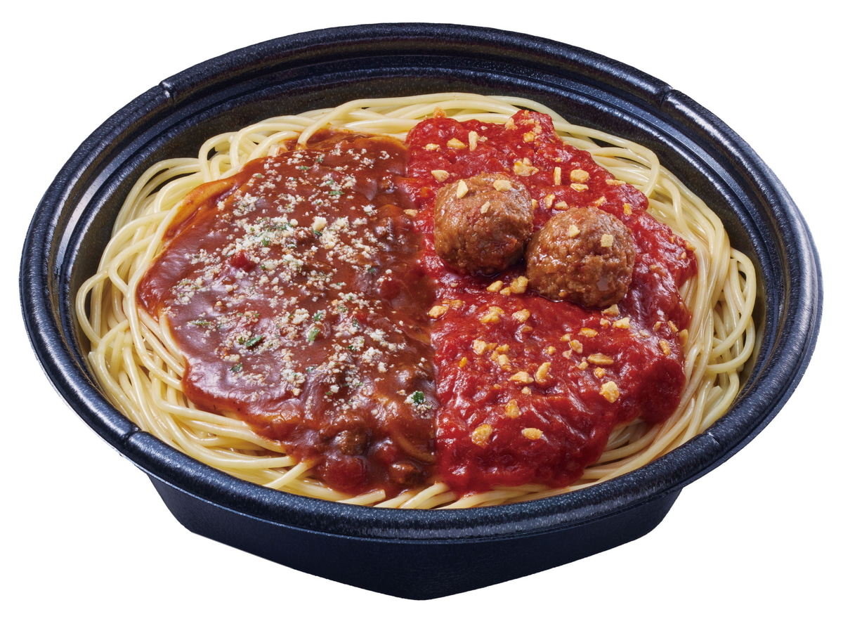 大盛り商品を1つにした「合わせすぎ！ミートソース＆トマトガーリックパスタ」(697円)