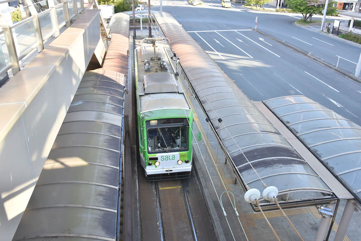駅前広場に乗り入れる豊橋市電