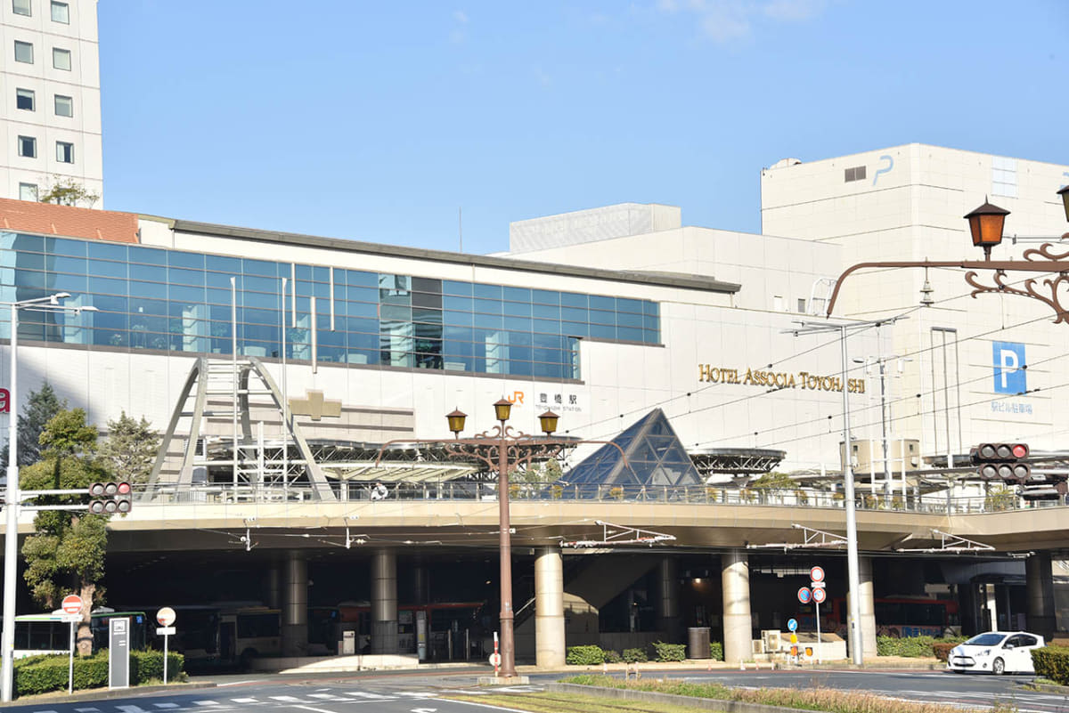 豊橋駅はペデストリアンデッキが設置されて大きな駅舎になった