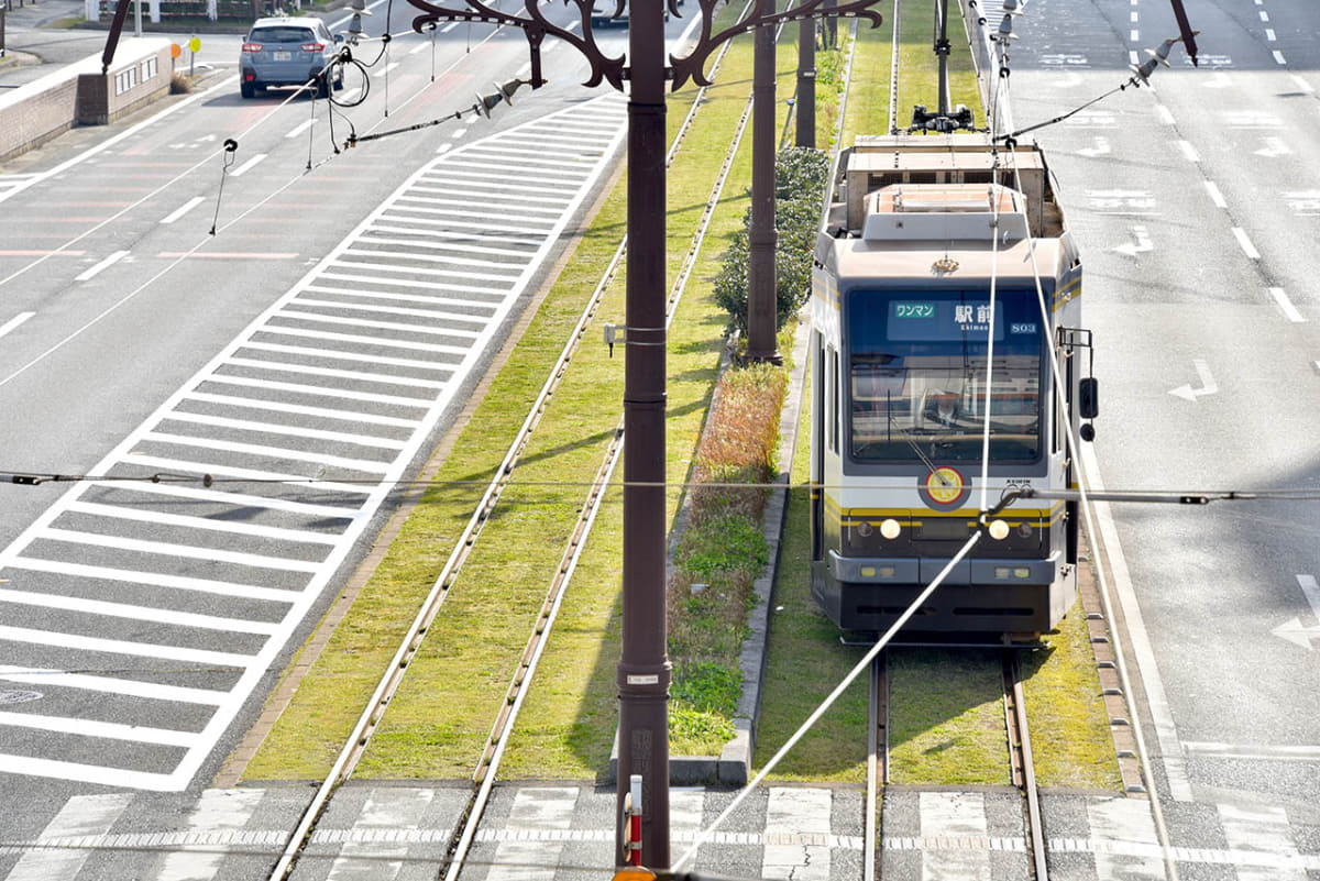 駅前の一部区間は軌道内緑化によって緑鮮やかな芝生が植えられている
