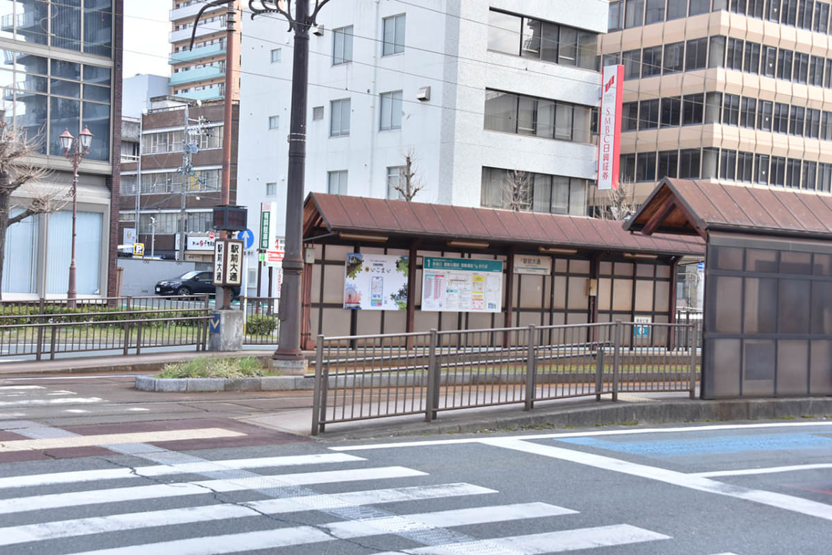 2005年に新設された駅前大通電停。開設から四半世紀が経過し、すっかり利用者にも定着した