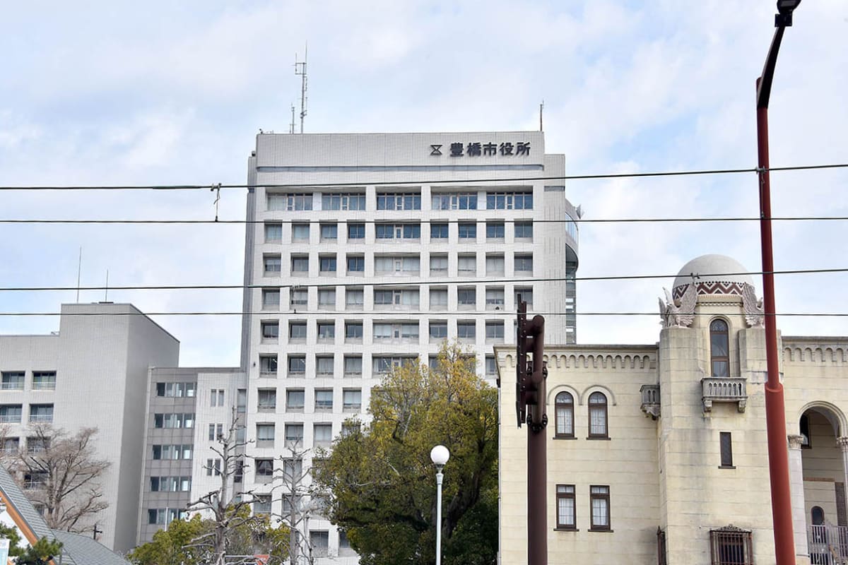豊橋市の市庁舎は現代的。右手前が豊橋市公会堂