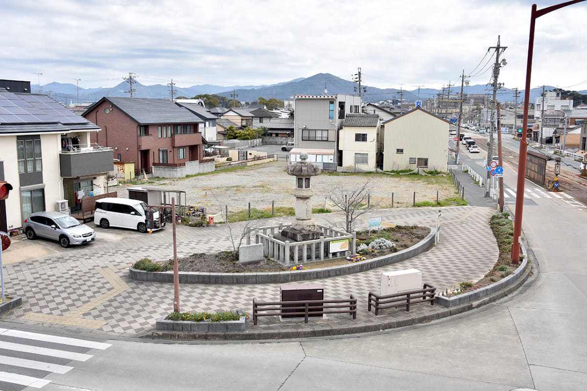 五叉路に設置されている吉田中安全秋葉山常夜燈