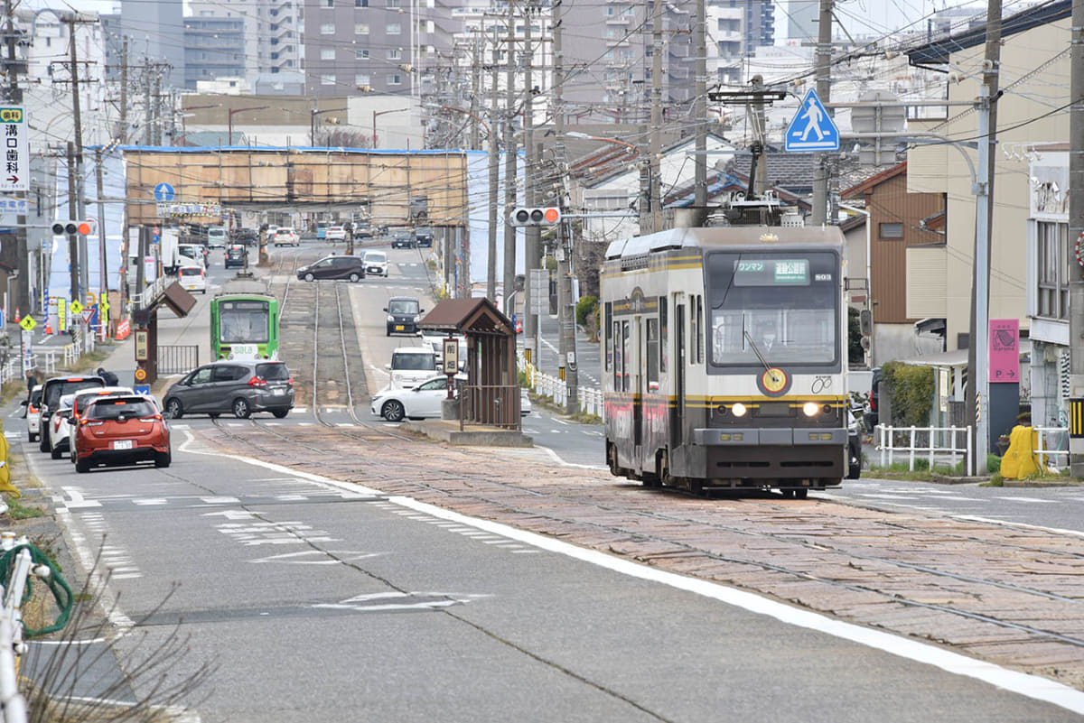 伊奈さんが一番のお気に入りだった東田坂上の石畳の坂を駆け上がる豊橋市電