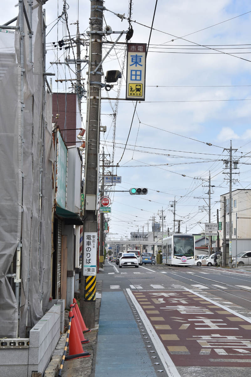 東田電停は道路にペイントされただけののりばで、電柱などにものりばを示す標示がある