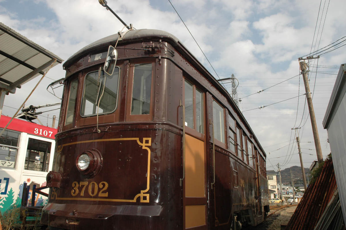 イベント用電車として運行されていたモ3702形も名古屋市電からの移籍車両。車内には伊奈さんの絵が展示されるなど、ギャラリー電車としても運行された(2004年12月撮影)