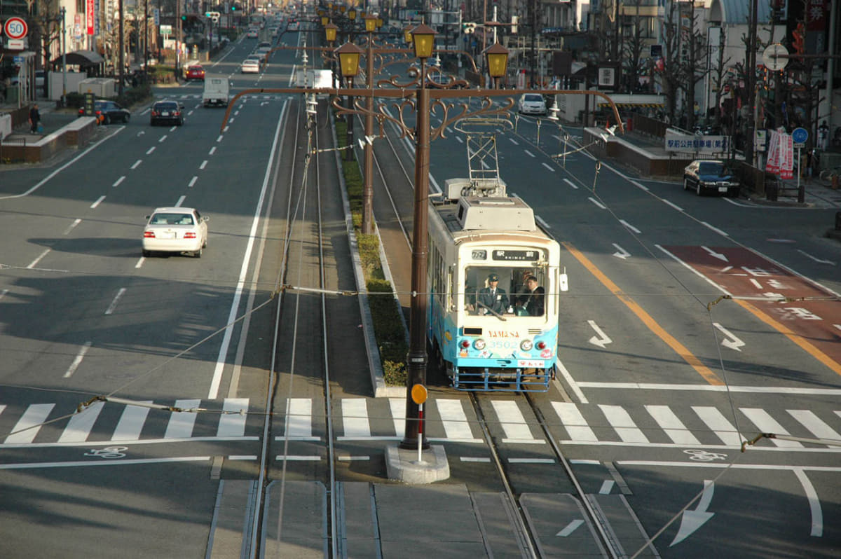 2004年の段階では、まだ駅前が軌道緑化されていない(2004年12月撮影)