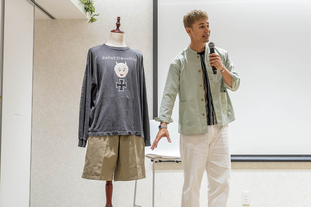 当日会場まで着てきた自前の服も紹介
