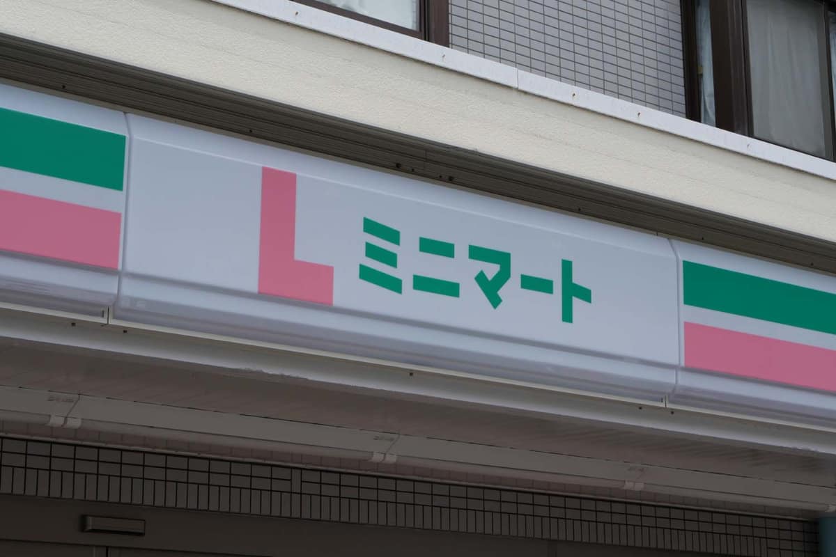 ロゴには、ローソンのブランドカラーの一色「ピンク」とローソンストア 100のブランドカラーの一色「グリーン」を組み合わせている