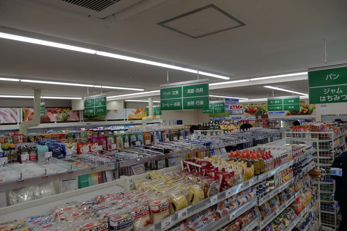 ローソンストア 100の店舗を改装して実現している