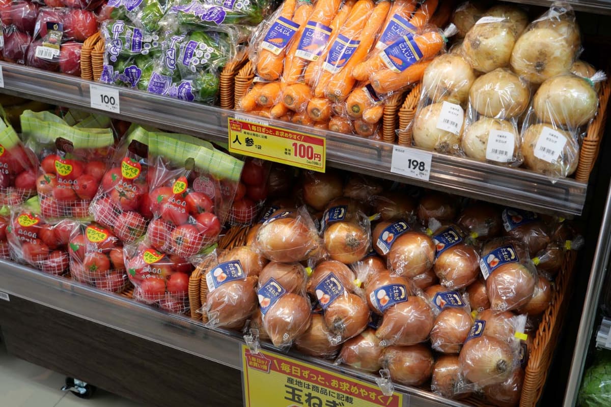 内覧会のタイミングでは陳列がなかったが、市場で直接購入した青果を販売する初の取り組みも行なう