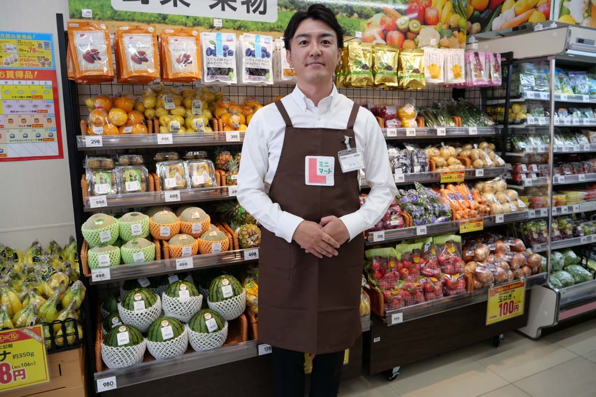 店員の制服にエプロンを採用し、制服コストやクリーニングコストを削減