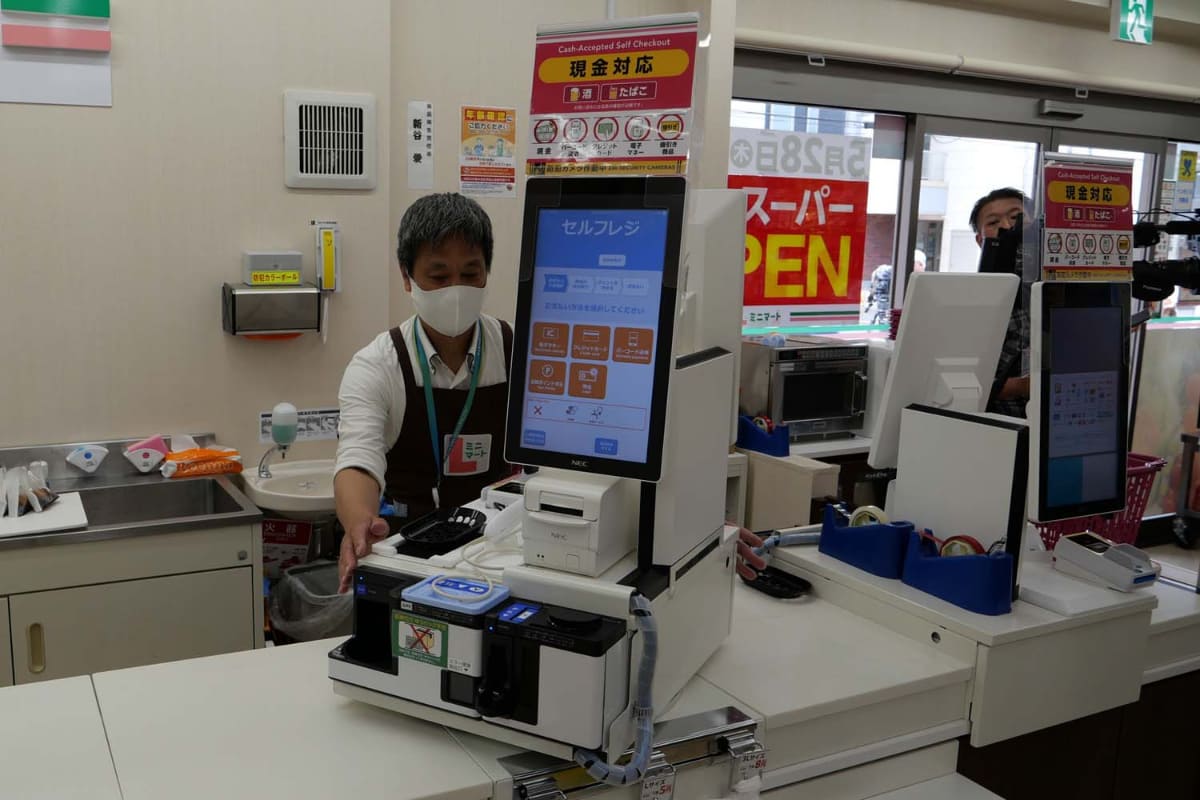 有人対応レジも回転させてセルフレジに切り替えられる