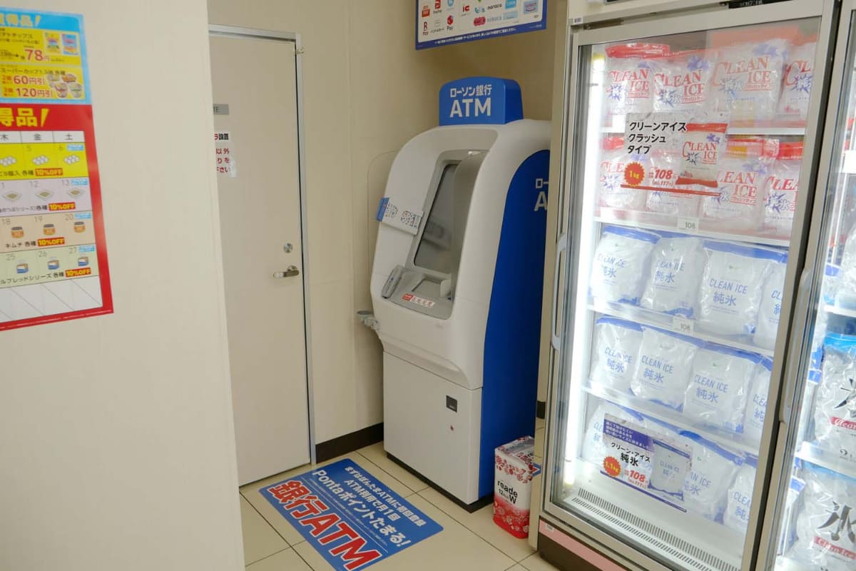 店内にATMは設置するが、コピー機は置かず、収納代行や宅配便受付なども対応しない