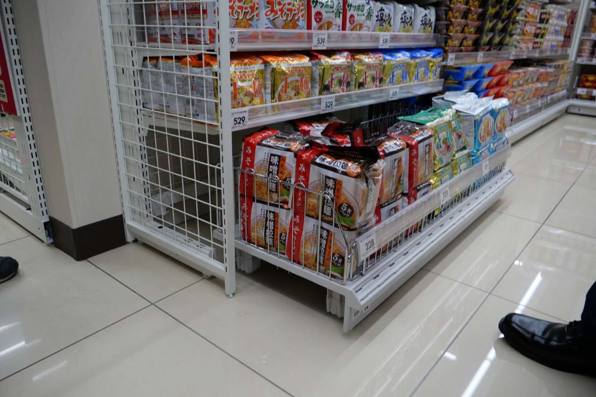 陳列棚の最下部を引き出し式として商品の補充を容易にするなどオペレーションの効率化を追求